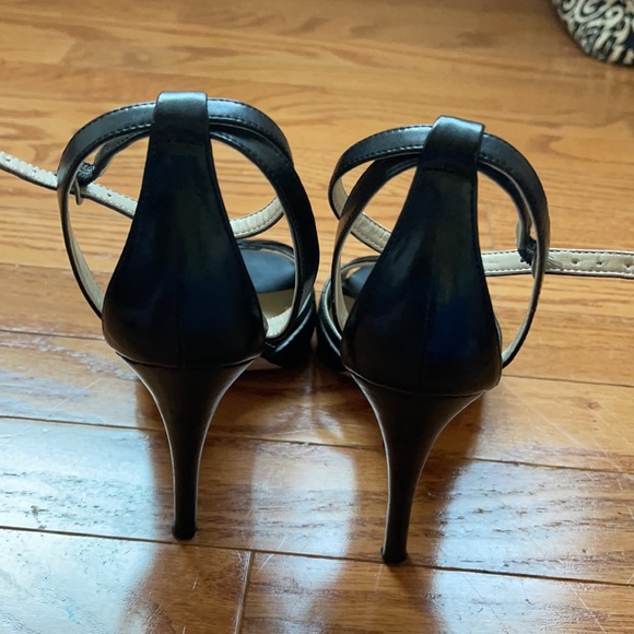 Ellen Tracy Black leather high heels with snake embossed detail - Picture 3 of 7